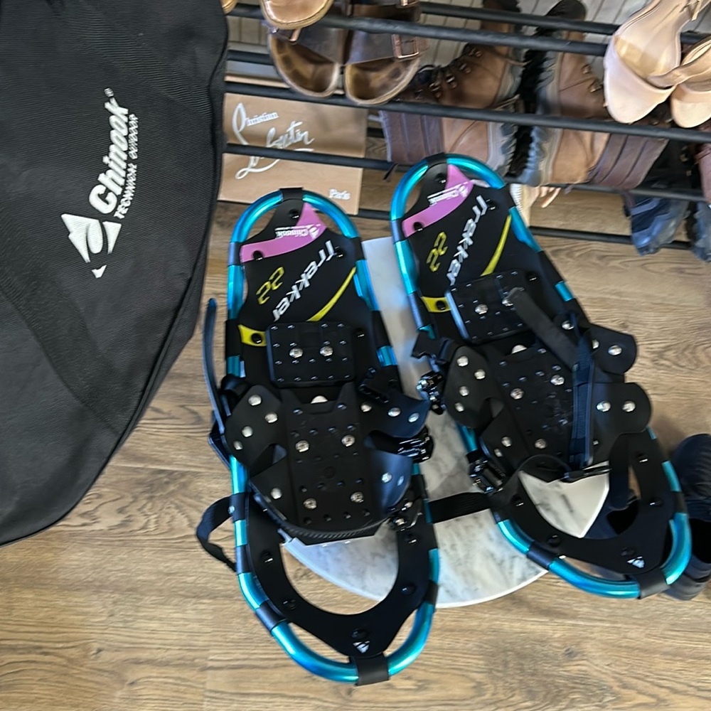 New, with bag, snow shoes. Women’s, size medium
